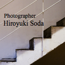 白いアトリエの階段の写真